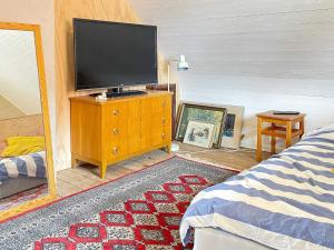 Televízia a/alebo spoločenská miestnosť v ubytovaní Holiday home HÖGANÄS