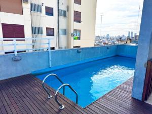 布宜諾斯艾利斯的住宿－Departamento en Villa Crespo，建筑物屋顶上的游泳池