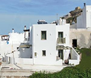 a white house with a hill in the background at aerie home Skyros in Skiros