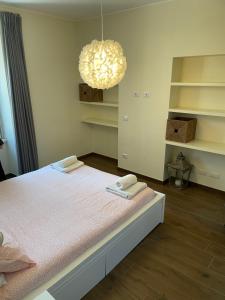 een slaapkamer met een bed met twee handdoeken erop bij Appartamento "Da Maddalena" in Menaggio