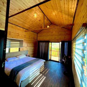 ein Schlafzimmer mit einem Bett in einer Holzhütte in der Unterkunft The Lodge Ajloun in Adschlun