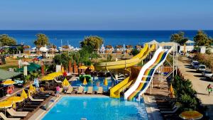 un parque de atracciones con un tobogán de agua y una piscina en Unluselek Hotel en Anamur