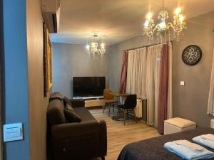 - un salon avec un canapé et une salle à manger dans l'établissement MYMOON Residence, à Istanbul