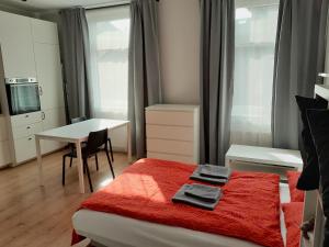 カトヴィツェにあるConcordia Apartmentのベッドルーム1室(ベッド1台、テーブル、デスク付)