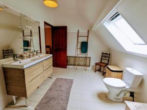 Ένα μπάνιο στο La Bigourdane Grand gîte confortable & Spa +35 φωτογραφίες