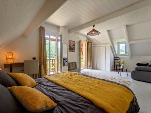 Tempat tidur dalam kamar di Bigourdane rénovée avec terrasse, jardin, salle de jeux et vue sur la vallée