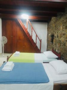 um quarto com 2 camas e uma escada em Mastic castle house em Mestá