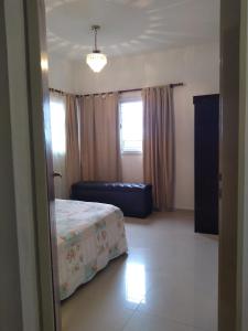 een slaapkamer met een bed en een raam bij Apartamentos Anahí in Villa Parque Siquiman
