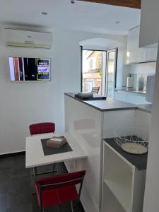 Kuchyň nebo kuchyňský kout v ubytování Petit Studio vue mer