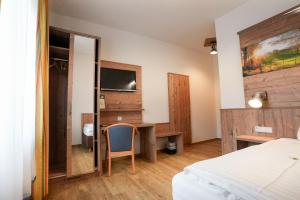 Televízia a/alebo spoločenská miestnosť v ubytovaní Hotel Restaurant Perschler