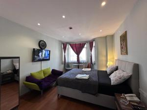 sypialnia z łóżkiem, kanapą i lustrem w obiekcie MYMOON Residence w Stambule