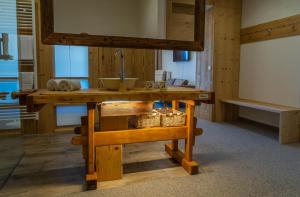 uma mesa de madeira com um lavatório e um espelho em Hotel Restaurant Perschler em Rattenberg