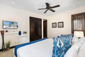 a bedroom with a bed and a ceiling fan at Stylish Beach-Themed Condo with Two Bedrooms and Lovely Ocean Views in Playa Danta