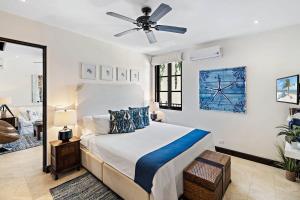 1 dormitorio con 1 cama y ventilador de techo en 2-Bedroom Retreat Short Walk to Beach, en Playa Danta