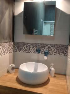 un lavandino in bagno con specchio di I MORI DI TRAPANI a Trapani
