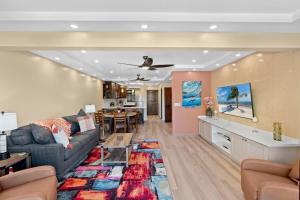 プラヤ・フラミンゴにあるStylish 2-Bedroom Beach Condo with Ocean-View Deck, Lush Pool Area & 2-Minute Walk to Flamingo Beachのソファとテーブルのあるリビングルーム