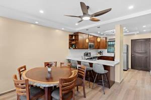 プラヤ・フラミンゴにあるStylish 2-Bedroom Beach Condo with Ocean-View Deck, Lush Pool Area & 2-Minute Walk to Flamingo Beachのキッチン、ダイニングルーム(テーブル、天井ファン付) +21枚の写真