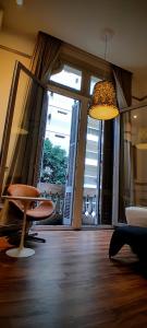 un soggiorno con sedia e una grande finestra di Esplendor by Wyndham Savoy Rosario a Rosario
