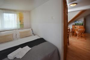 Posteľ alebo postele v izbe v ubytovaní Apartmany ZEA