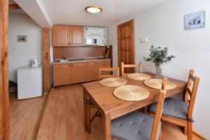 Kuchyňa alebo kuchynka v ubytovaní Apartmany ZEA