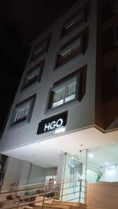 un bâtiment dont le côté est muni d'un panneau indiquant le véhicule dans l'établissement hgo hotel, à Cali