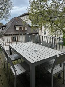 una mesa de madera y 2 sillas en una terraza en Living Apartments Ludwigshafen, en Ludwigshafen am Rhein