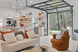 ein Wohnzimmer mit einem Sofa und Stühlen sowie eine Küche in der Unterkunft Touch of Tuscany - Guest House in Sevierville