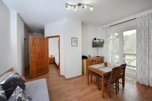 Televízia a/alebo spoločenská miestnosť v ubytovaní Apartmany ZEA