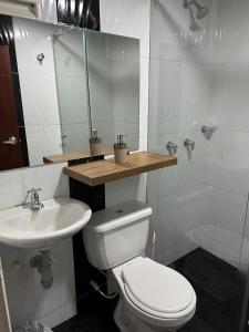 Habitación cerca aeropuerto el Dorado في بوغوتا: حمام به مرحاض أبيض ومغسلة
