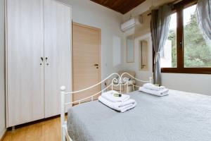 Łóżko lub łóżka w pokoju w obiekcie Erotokritos Deluxe Suite With Jacuzzi