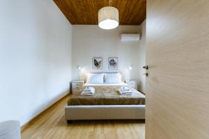 sypialnia z łóżkiem i drewnianym sufitem w obiekcie Erotokritos Deluxe Suite With Jacuzzi w mieście Perivólia +34 zdjęcia