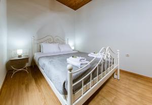 Łóżko lub łóżka w pokoju w obiekcie Erotokritos Deluxe Suite With Jacuzzi