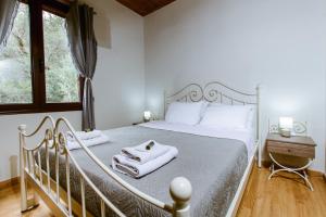 Łóżko lub łóżka w pokoju w obiekcie Erotokritos Deluxe Suite With Jacuzzi