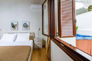 Łóżko lub łóżka w pokoju w obiekcie Erotokritos Deluxe Suite With Jacuzzi