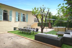 Jardin de l'établissement VILLA DES PERGOLAS au pied du TRAM ,à 5 min des plages , 15 min du Centre , jacuzzi