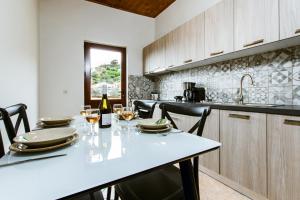 kuchnia ze stołem i kieliszkami wina w obiekcie Erotokritos Deluxe Suite With Jacuzzi w mieście Perivólia