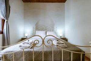 sypialnia z łóżkiem z ramą z kutego żelaza w obiekcie Erotokritos Deluxe Suite With Jacuzzi w mieście Perivólia
