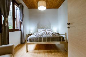 Łóżko lub łóżka w pokoju w obiekcie Erotokritos Deluxe Suite With Jacuzzi