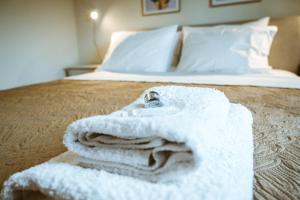 Łóżko lub łóżka w pokoju w obiekcie Erotokritos Deluxe Suite With Jacuzzi