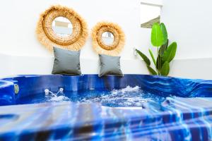 Zdjęcie z galerii obiektu Erotokritos Deluxe Suite With Jacuzzi w mieście Perivólia