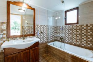 Łazienka w obiekcie Erotokritos Deluxe Suite With Jacuzzi