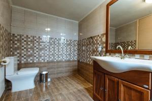 Łazienka w obiekcie Erotokritos Deluxe Suite With Jacuzzi