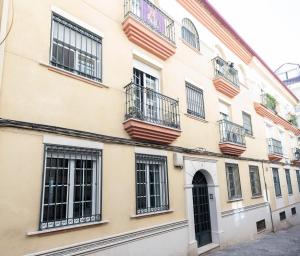 un edificio con ventanas y balcones en una calle en Apartamento céntrico Rincón de Ensueño parking gratis, en Jaén