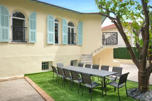 Jardin de l'établissement VILLA DES PERGOLAS au pied du TRAM ,à 5 min des plages , 15 min du Centre , jacuzzi