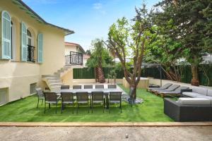 Jardin de l'établissement VILLA DES PERGOLAS au pied du TRAM ,à 5 min des plages , 15 min du Centre , jacuzzi