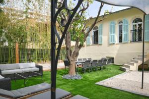 Jardin de l'établissement VILLA DES PERGOLAS au pied du TRAM ,à 5 min des plages , 15 min du Centre , jacuzzi