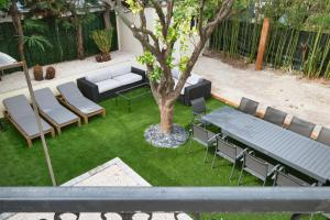 Jardin de l'établissement VILLA DES PERGOLAS au pied du TRAM ,à 5 min des plages , 15 min du Centre , jacuzzi