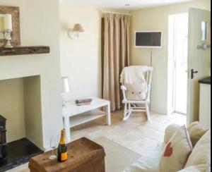 - un salon avec un canapé et une chaise dans l'établissement Beech cottage ~ close to York ~ cozy rural stay, à Stamford Bridge