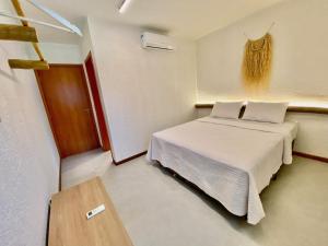 Zimmer mit einem Bett und einem Tisch in der Unterkunft Villas Manatee Milagres C006 in Pôrto de Pedras