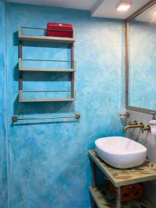 a bathroom with a white sink and a mirror at Container convertido en acogedor apartamento in Cajicá